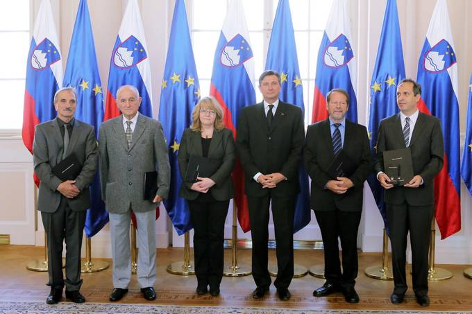 Predsednik republike je v Predsedniški palači vročil odlikovanja medaljo za zasluge Centru za zdravljenje Fabryjeve bolezni, dr. Cirilu Kržišniku ter Društvu SOS telefon ter medaljo za častno dejanje Fieschiju Toussaintu in Petru Pukšiču